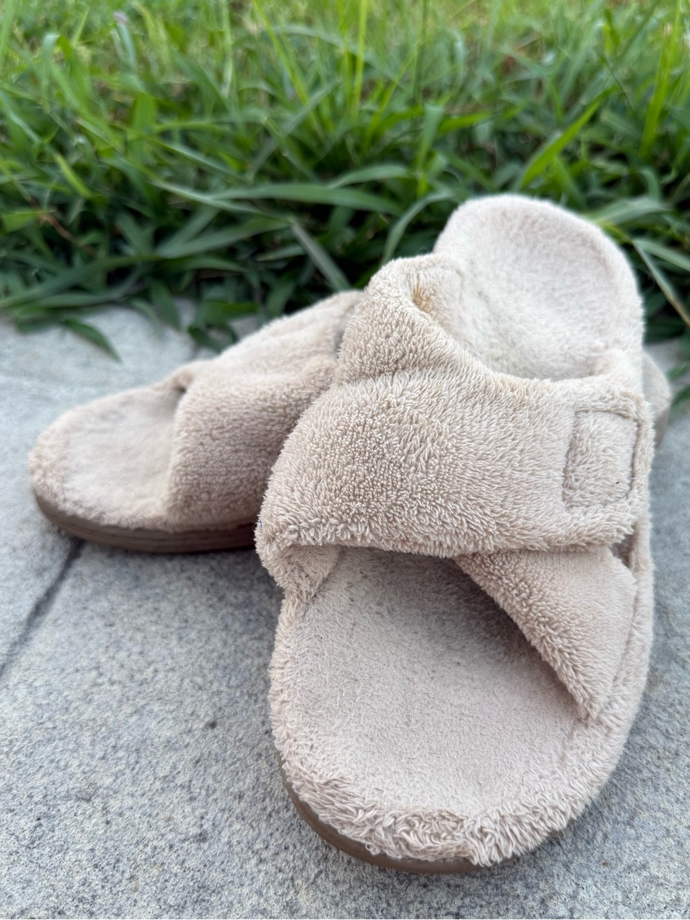 Vionic soft bath slippers cream size 8